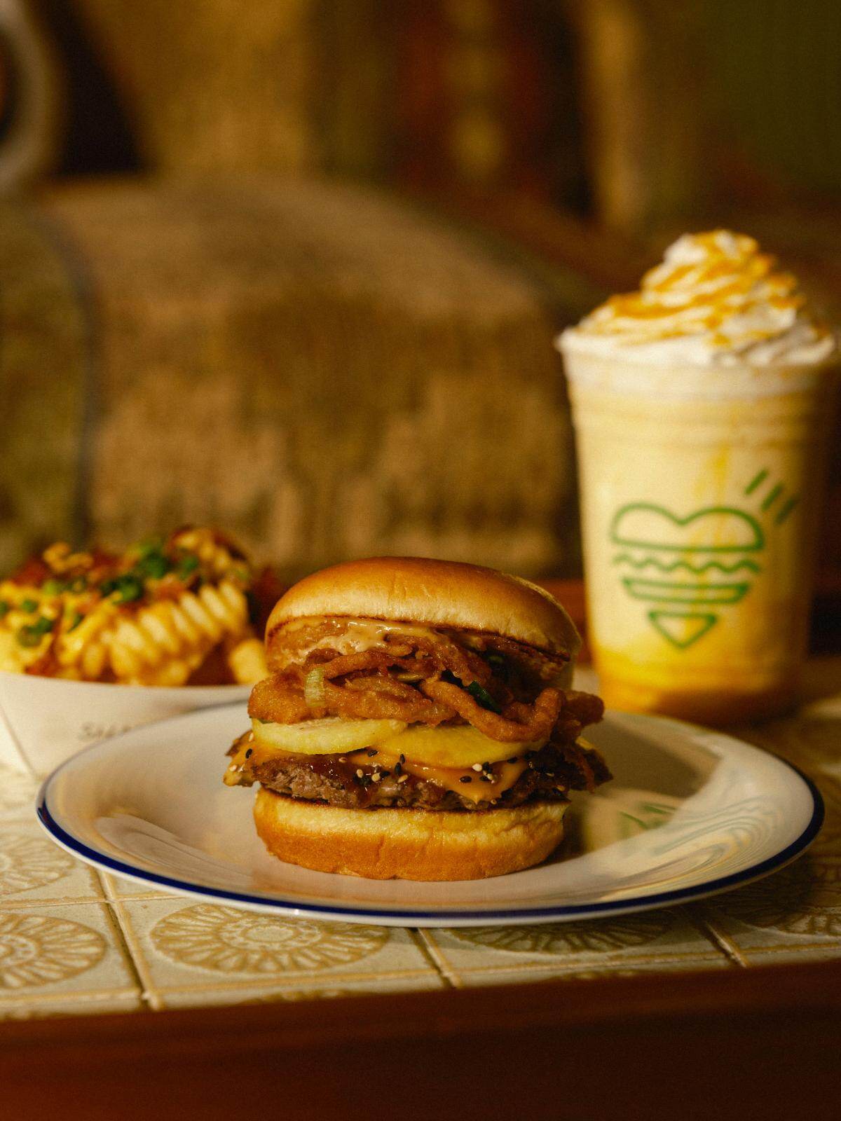 ヒューマンメイド×シェイク シャック“ハートハンバーガー”ロゴ入りTシャツやパスケース｜写真13