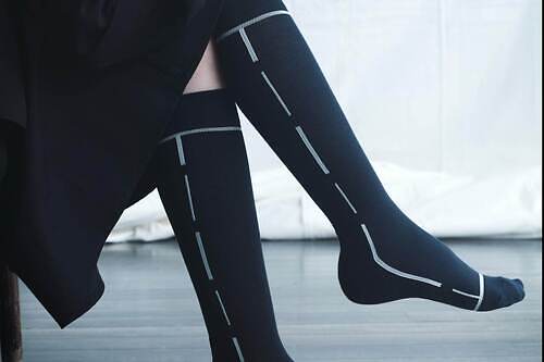 Y's×シックストックスのコラボ靴下、“途切れたライン”の着圧ソックスやふわふわ起毛ソックス