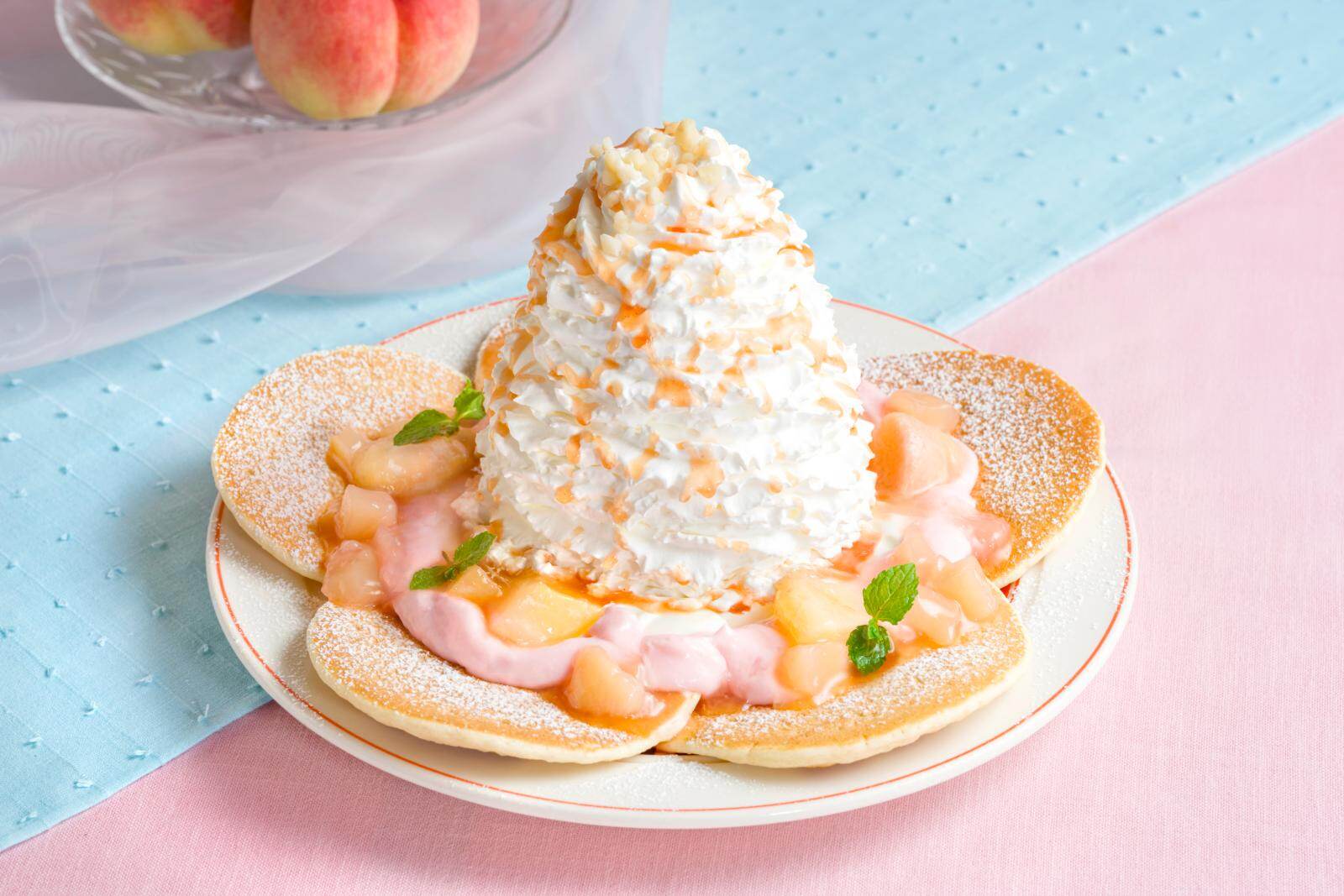 白桃のパンケーキ 店内価格 2,398円、テイクアウト 1,620円