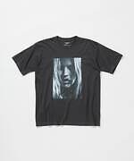 「ケイト・モス」の”モノトーン”フォトTシャツ、ビオトープ限定で｜写真2