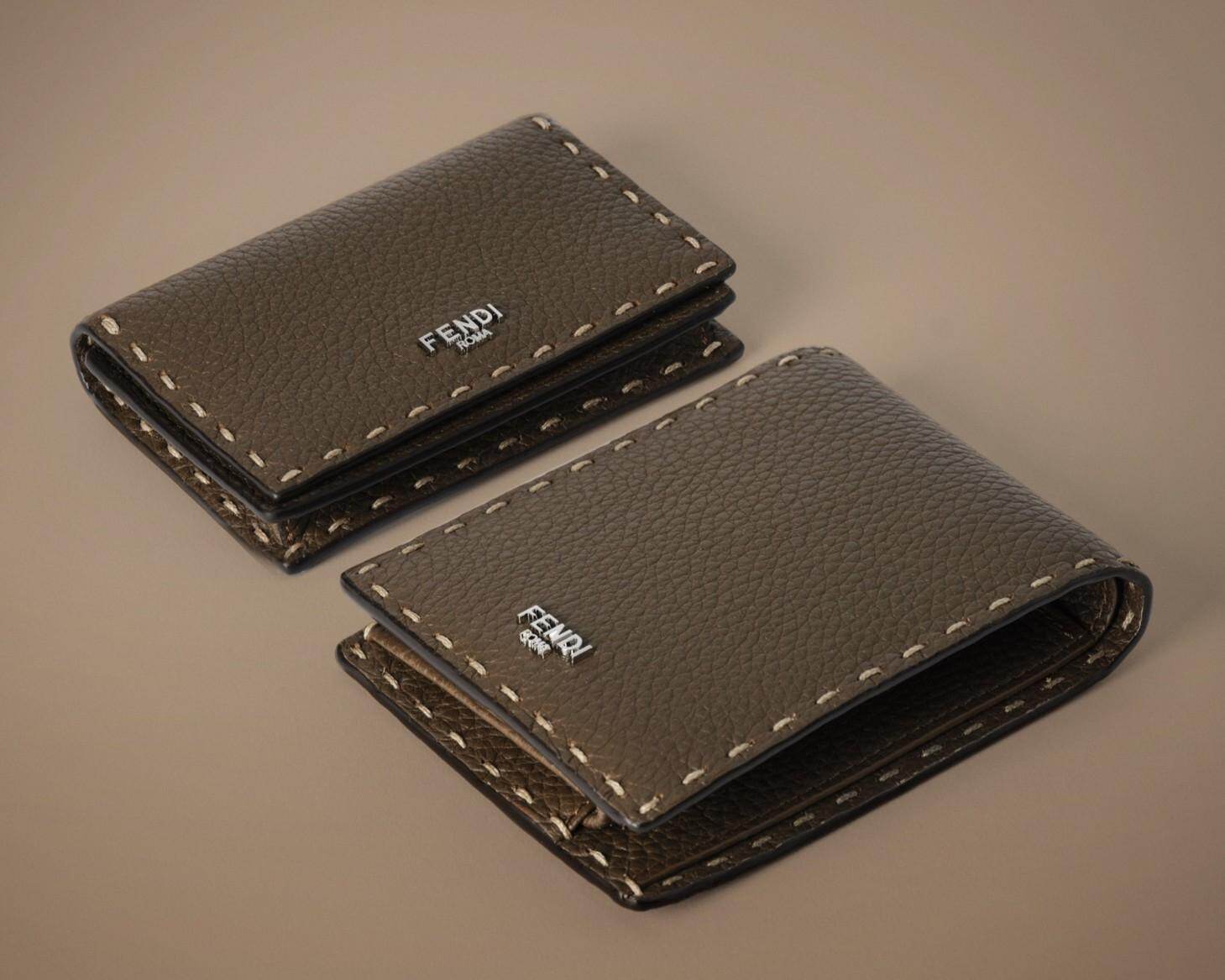  「セレリア」カードケース 67,100円、二つ折りウォレット 82,500円