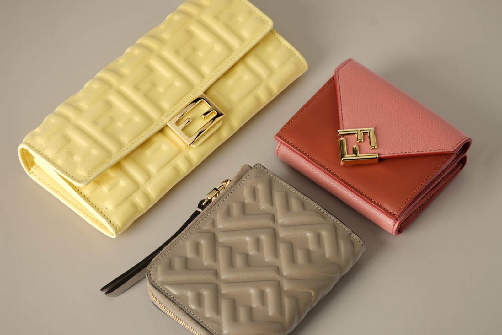 ★関税込★FENDI★FFロゴカードウォレット★MUILTI★ フェンディ「FF」ロゴ財布に新作ソルベイエロー＆マカロンピンク