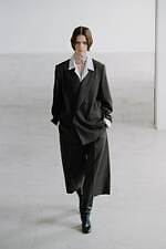 イレニサ 2026年春夏コレクション - 静謐さに立ち現れる力強い佇まい｜写真16