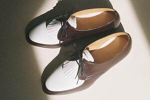 カルマンソロジー“ダンス”着想のキルト付きメンズレザーシューズ、トゥモローランド限定