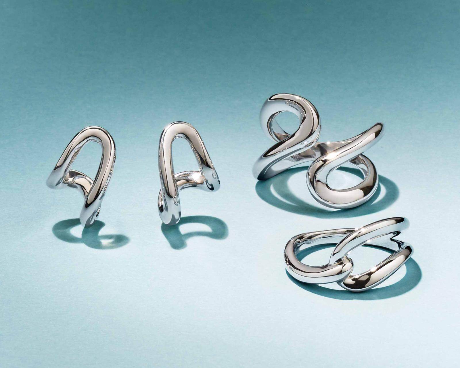 「パスタ」ピアス 26,400円(イヤリング 40,700円)、リング 22,000円、リング 19,800円