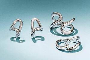 隈研吾が「パスタ」から発想したシルバージュエリー、“曲線絡む”ピアスやリング