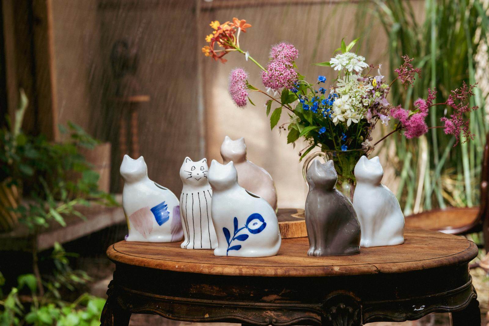 瀬戸染付猫とうさぎの図徳利　花瓶　箱なし 瀬戸焼 染猫いろいろ 8cm皿 猫の豆皿 染付で描いたいろんな