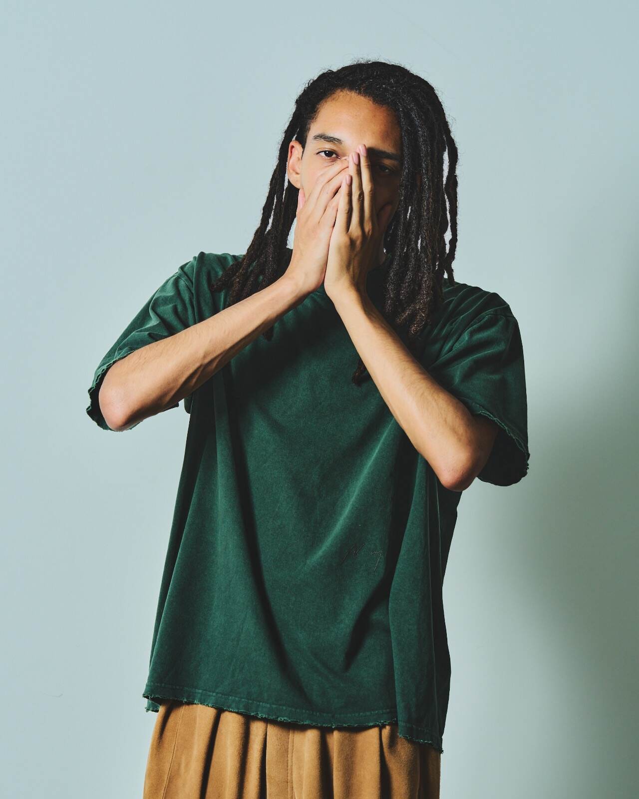アンセルム×ウィズム“ヴィンテージ調”ワイドデニムショーツ＆色を重ねたTシャツ｜写真11