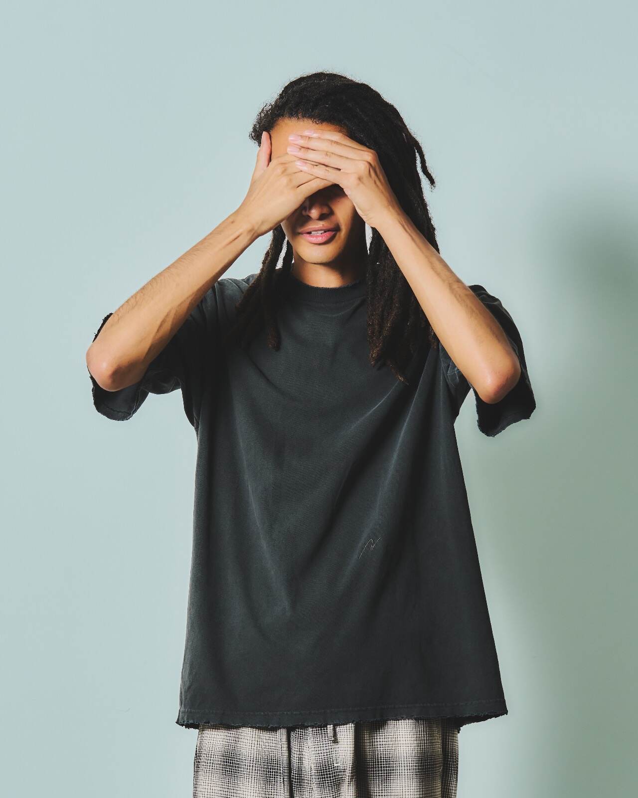 アンセルム×ウィズム“ヴィンテージ調”ワイドデニムショーツ＆色を重ねたTシャツ｜写真13