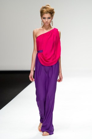 美しい色彩にあふれた、洗練されたエレガンス　イッサ ロンドン（ISSA LONDON）の2011年春夏コレクション｜写真1
