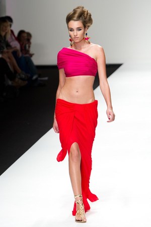 美しい色彩にあふれた、洗練されたエレガンス　イッサ ロンドン（ISSA LONDON）の2011年春夏コレクション｜写真2