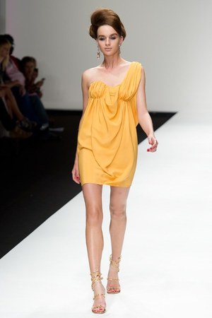 美しい色彩にあふれた、洗練されたエレガンス　イッサ ロンドン（ISSA LONDON）の2011年春夏コレクション｜写真3
