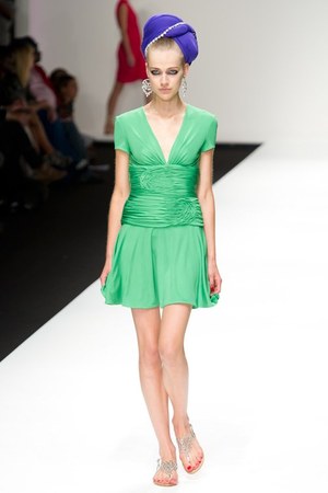 美しい色彩にあふれた、洗練されたエレガンス　イッサ ロンドン（ISSA LONDON）の2011年春夏コレクション｜写真4