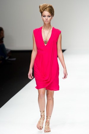 美しい色彩にあふれた、洗練されたエレガンス　イッサ ロンドン（ISSA LONDON）の2011年春夏コレクション｜写真5