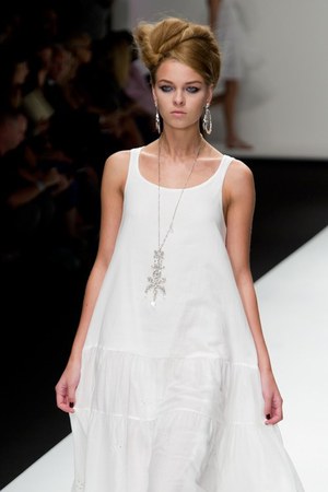 美しい色彩にあふれた、洗練されたエレガンス　イッサ ロンドン（ISSA LONDON）の2011年春夏コレクション｜写真20