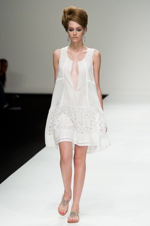 美しい色彩にあふれた、洗練されたエレガンス　イッサ ロンドン（ISSA LONDON）の2011年春夏コレクション｜写真22