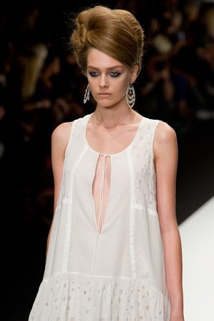美しい色彩にあふれた、洗練されたエレガンス　イッサ ロンドン（ISSA LONDON）の2011年春夏コレクション｜写真23