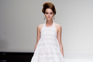 美しい色彩にあふれた、洗練されたエレガンス　イッサ ロンドン（ISSA LONDON）の2011年春夏コレクション｜写真0