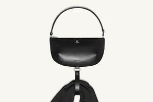 クレージュ“上着をかけられる”ストラップ付きの半円形レザーバッグ