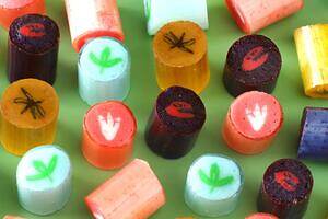 パパブブレ×映画『ジュラシック・ワールド』恐竜の化石キャンディや”琥珀の中の蚊”ロリポップ