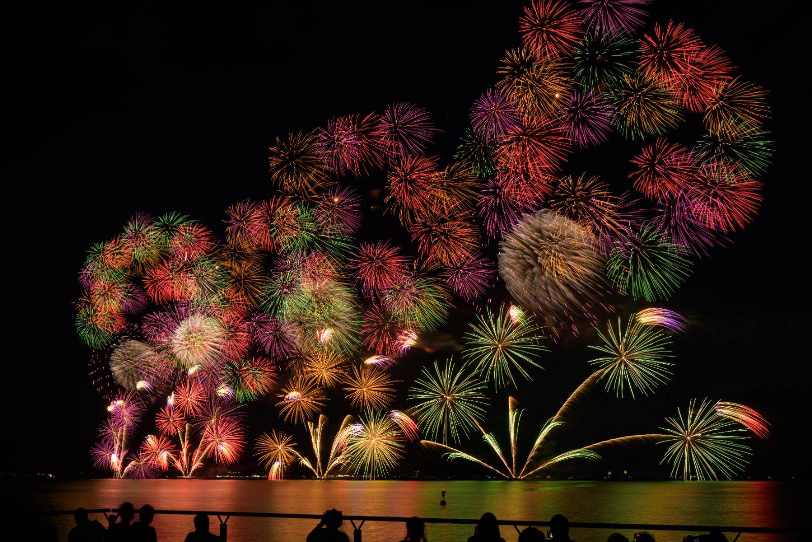「2025松江水郷祭湖上花火大会」島根で、2日で約2万発の大輪花火＆かまいたちコラボのドローン演出｜写真16
