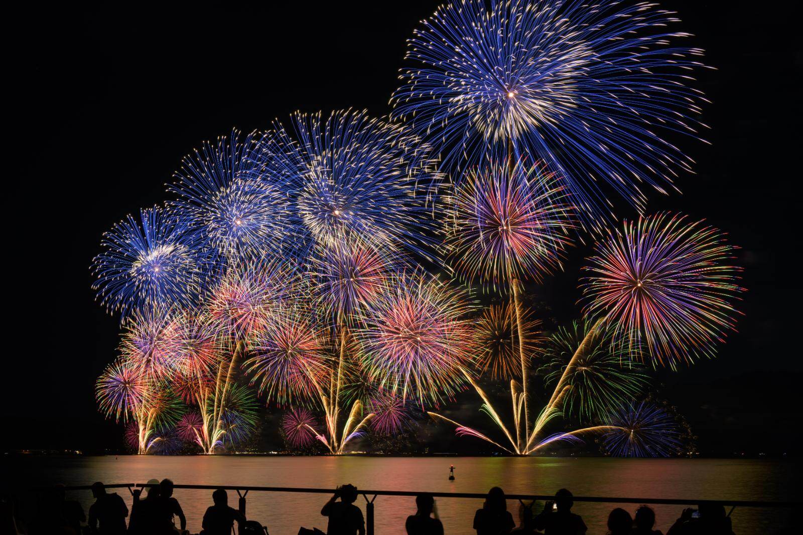 「2025松江水郷祭湖上花火大会」島根で、2日で約2万発の大輪花火＆かまいたちコラボのドローン演出｜写真15