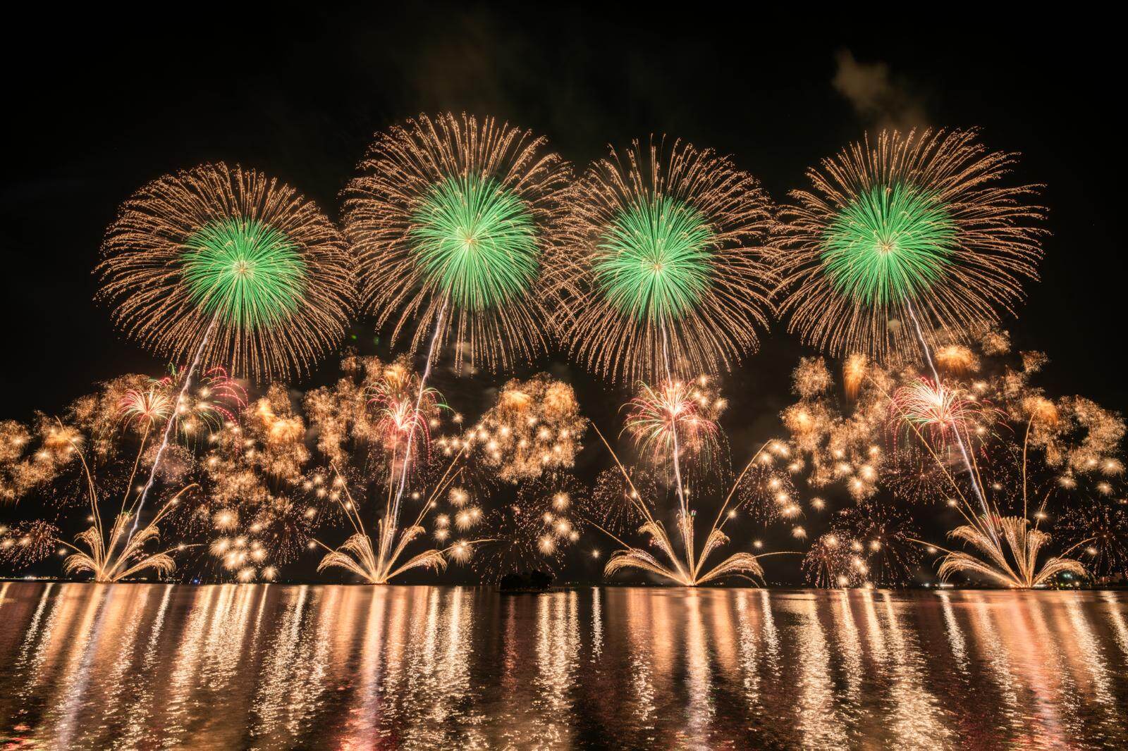 「2025松江水郷祭湖上花火大会」島根で、2日で約2万発の大輪花火＆かまいたちコラボのドローン演出｜写真3