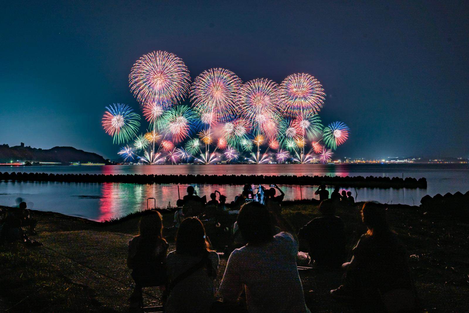 「2025松江水郷祭湖上花火大会」島根で、2日で約2万発の大輪花火＆かまいたちコラボのドローン演出｜写真5