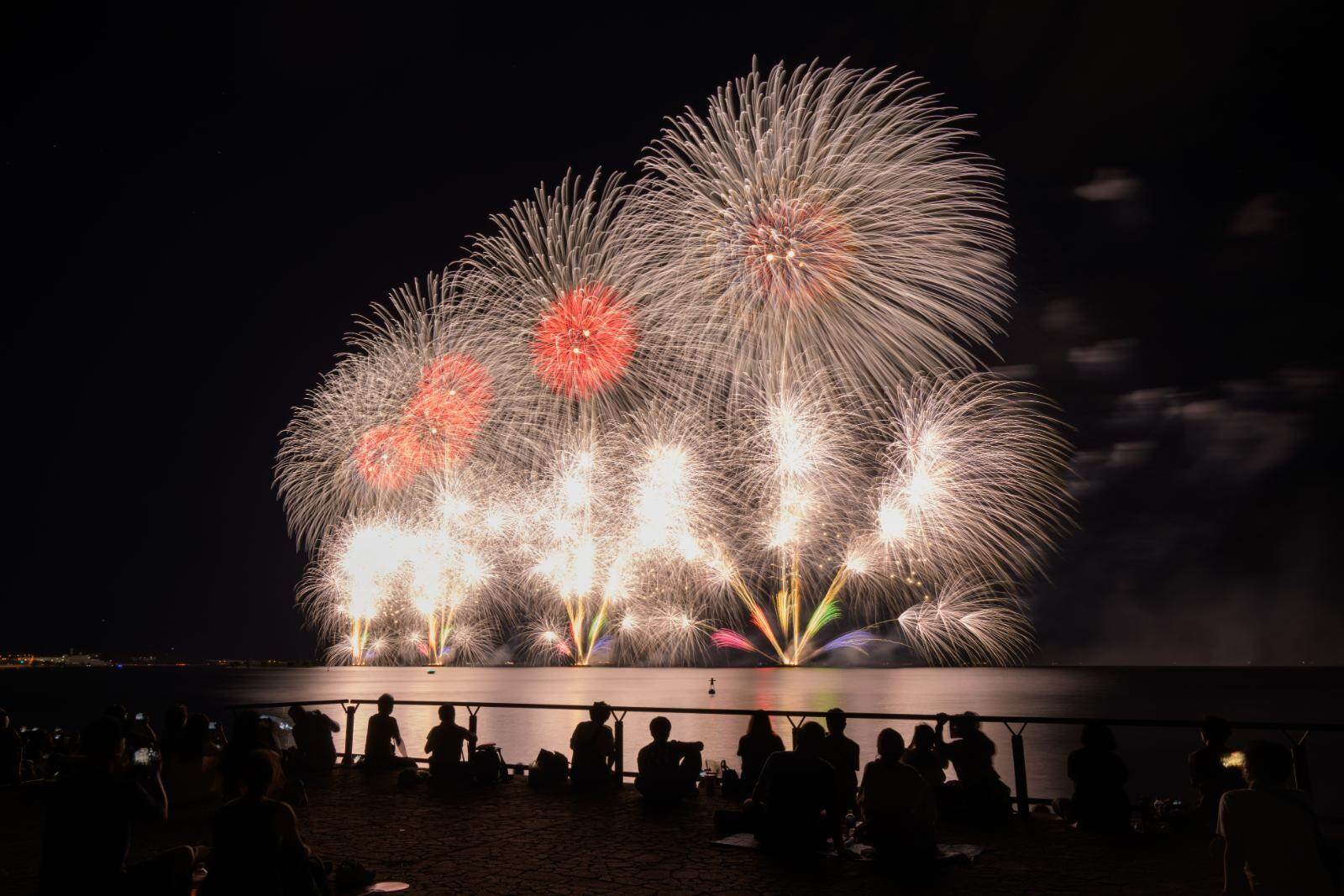 「2025松江水郷祭湖上花火大会」島根で、2日で約2万発の大輪花火＆かまいたちコラボのドローン演出｜写真18