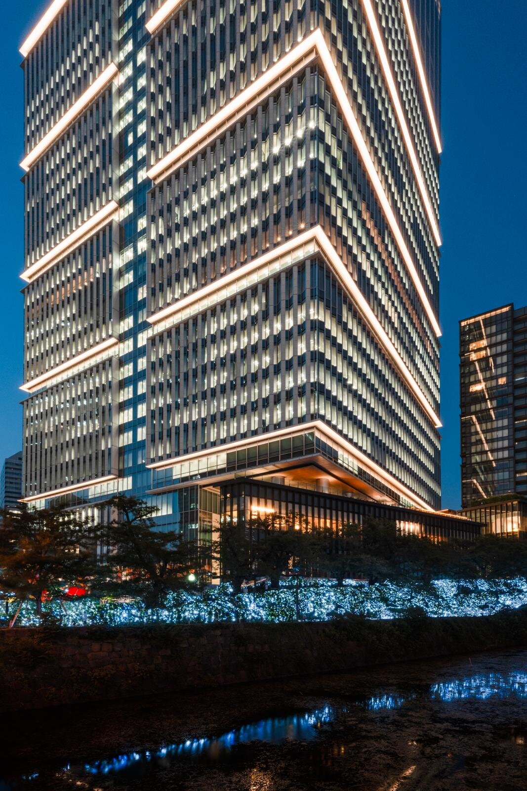 東京ガーデンテラス紀尾井町の夏イベント、‟青く染まる”ライトアップや白桃パフェなど納涼メニュー｜写真3