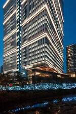 東京ガーデンテラス紀尾井町の夏イベント、‟青く染まる”ライトアップや白桃パフェなど納涼メニュー｜写真3