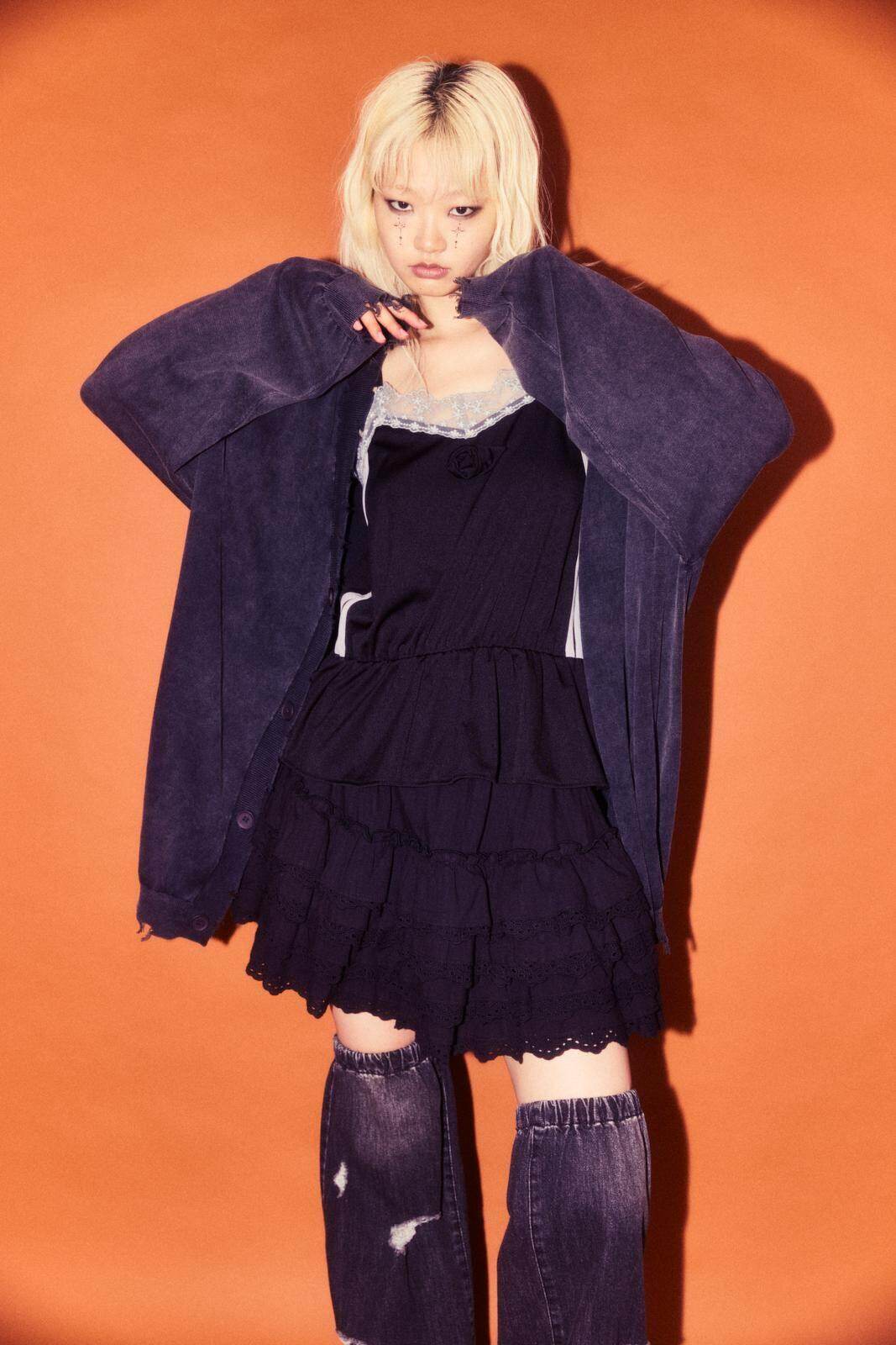 JERSEY ROSE CAMISOLE 11,550円、JERSEY FRILL SHORTS 13,750円、PGMENT DAMEGE KNIT CARDIGAN 19,800円