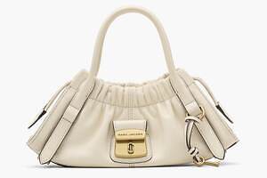 マーク ジェイコブス”彫刻的シルエット”のバッグ「ザ クリスティーナ」横長レザーバッグやトート