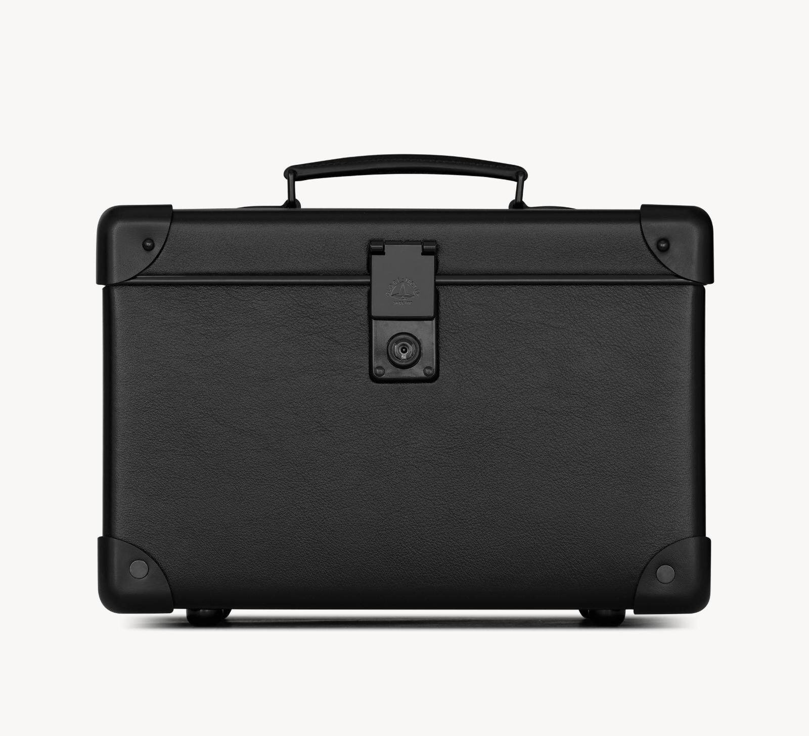 レザーヴァニティケース(W32 X H23 X D21cm) 660,000円