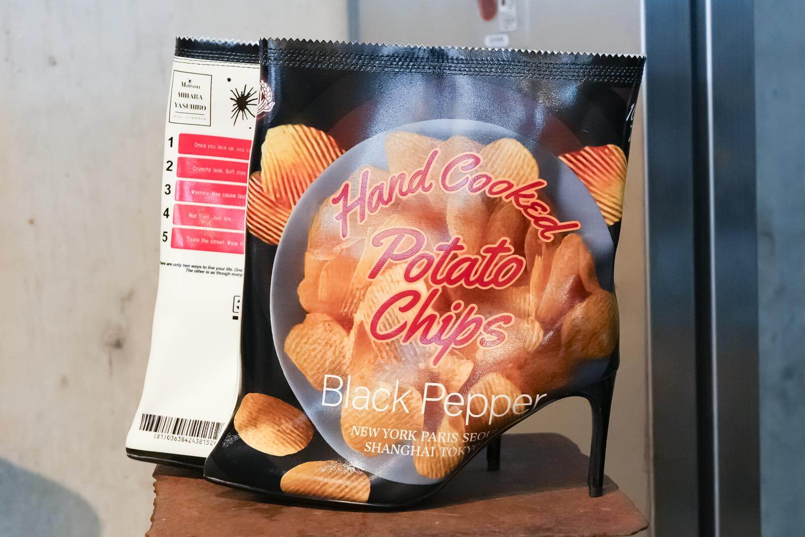 メゾン ミハラヤスヒロ26年春夏シューズ、“ポテチ袋”型ヒールブーツ＆バナナソールのミュール｜写真3