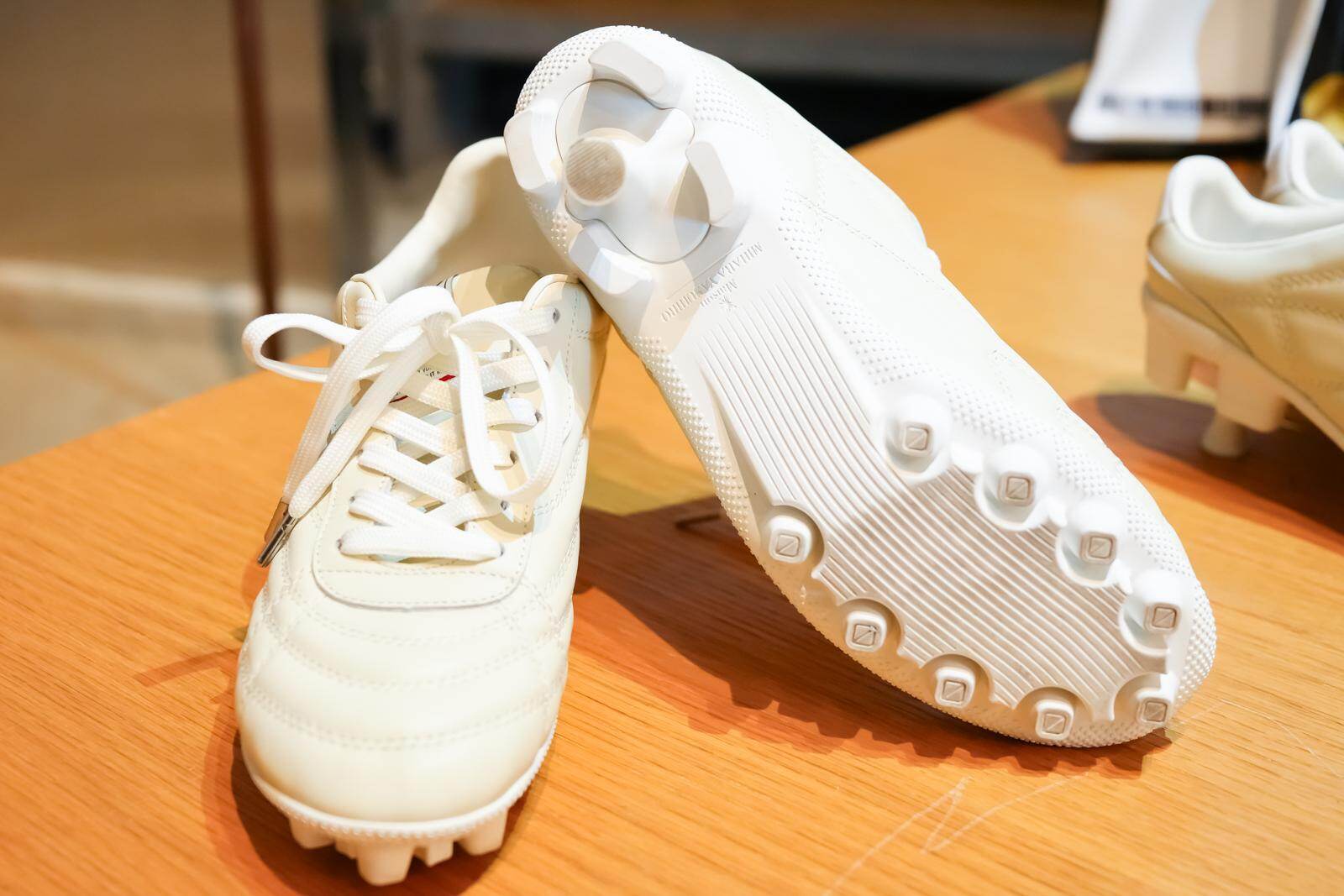 メゾン ミハラヤスヒロ26年春夏シューズ、“ポテチ袋”型ヒールブーツ＆バナナソールのミュール｜写真14