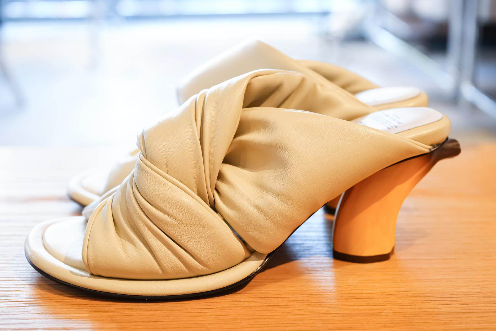 メゾン ミハラヤスヒロ26年春夏シューズ、“ポテチ袋”型ヒールブーツ＆バナナソールのミュール｜写真8