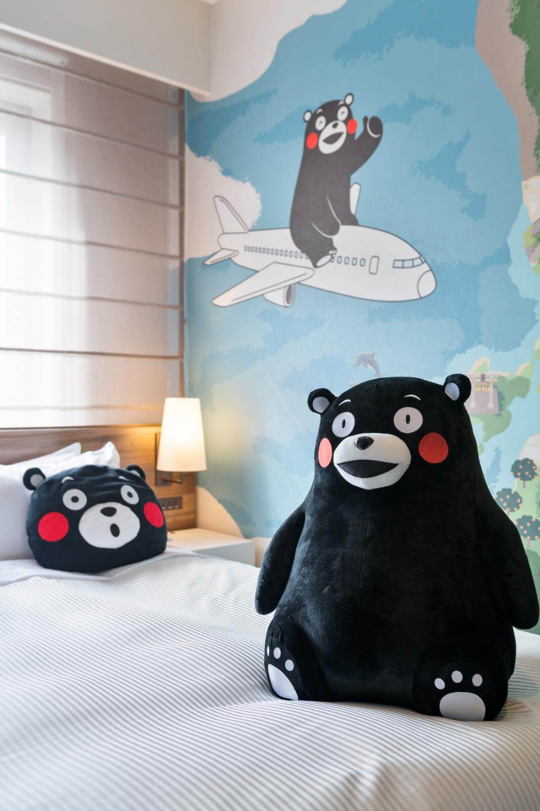 三井ガーデンホテル熊本「くまモン」コラボルーム、トマト姿や‟飛行機に乗る”くまモンの壁紙＆ぬいぐるみ｜写真19