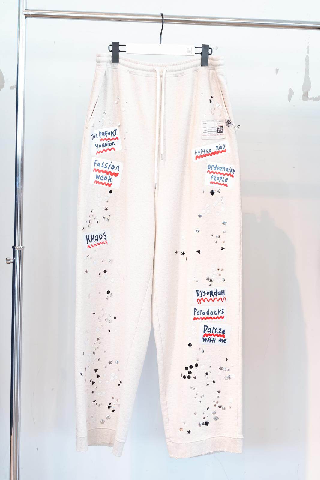 メゾン ミハラヤスヒロ“タグ付けNG”プリントスウェット＆落書き風パッチ付きシャツ｜写真17