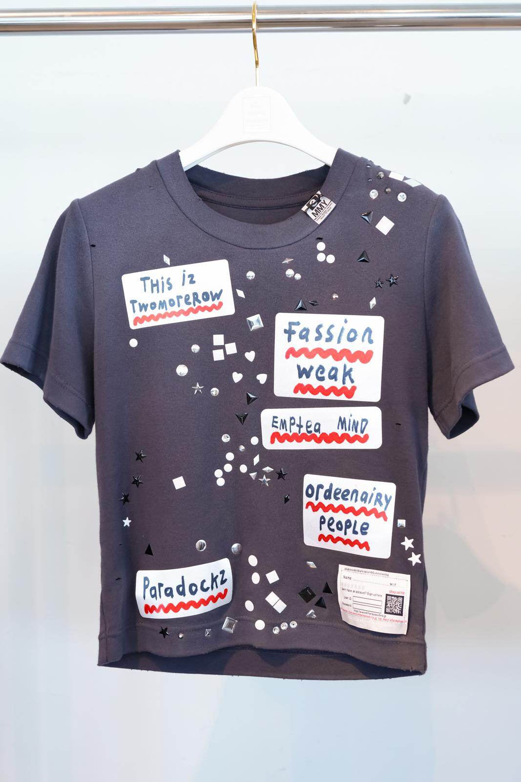 ＜ウィメンズ＞エンベリッシュド ステッカー TEE 41,900円