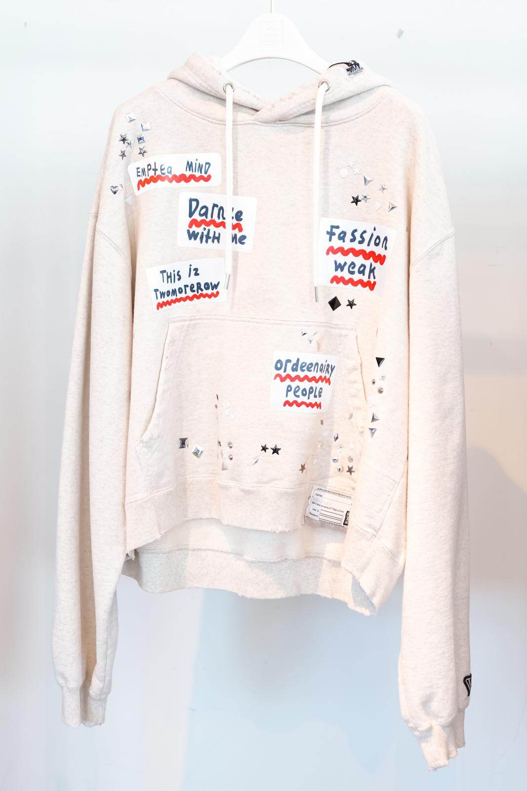 ＜ユニセックス＞エンベリッシュド ステッカー フーディー 66,000円