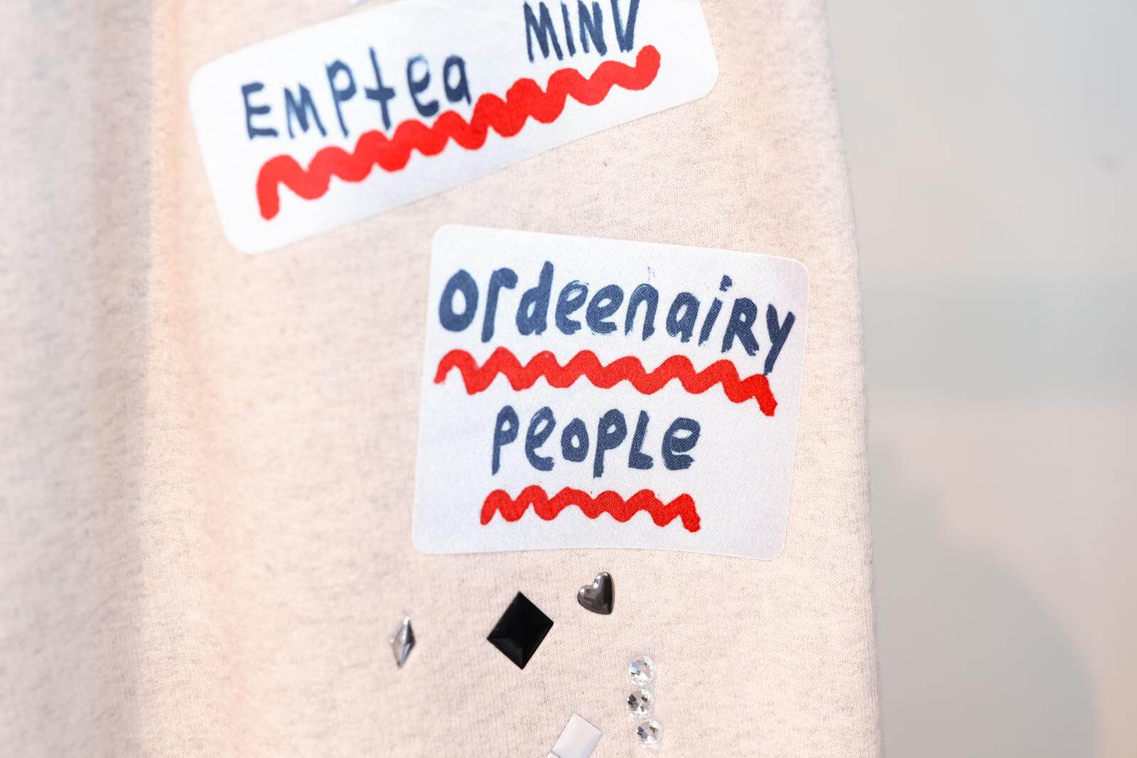 メゾン ミハラヤスヒロ“タグ付けNG”プリントスウェット＆落書き風パッチ付きシャツ｜写真18