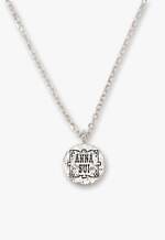 アナ スイのコインネックレス、ジルコニア煌めく蝶＆ロゴ彫刻のリバーシブル仕様｜写真3