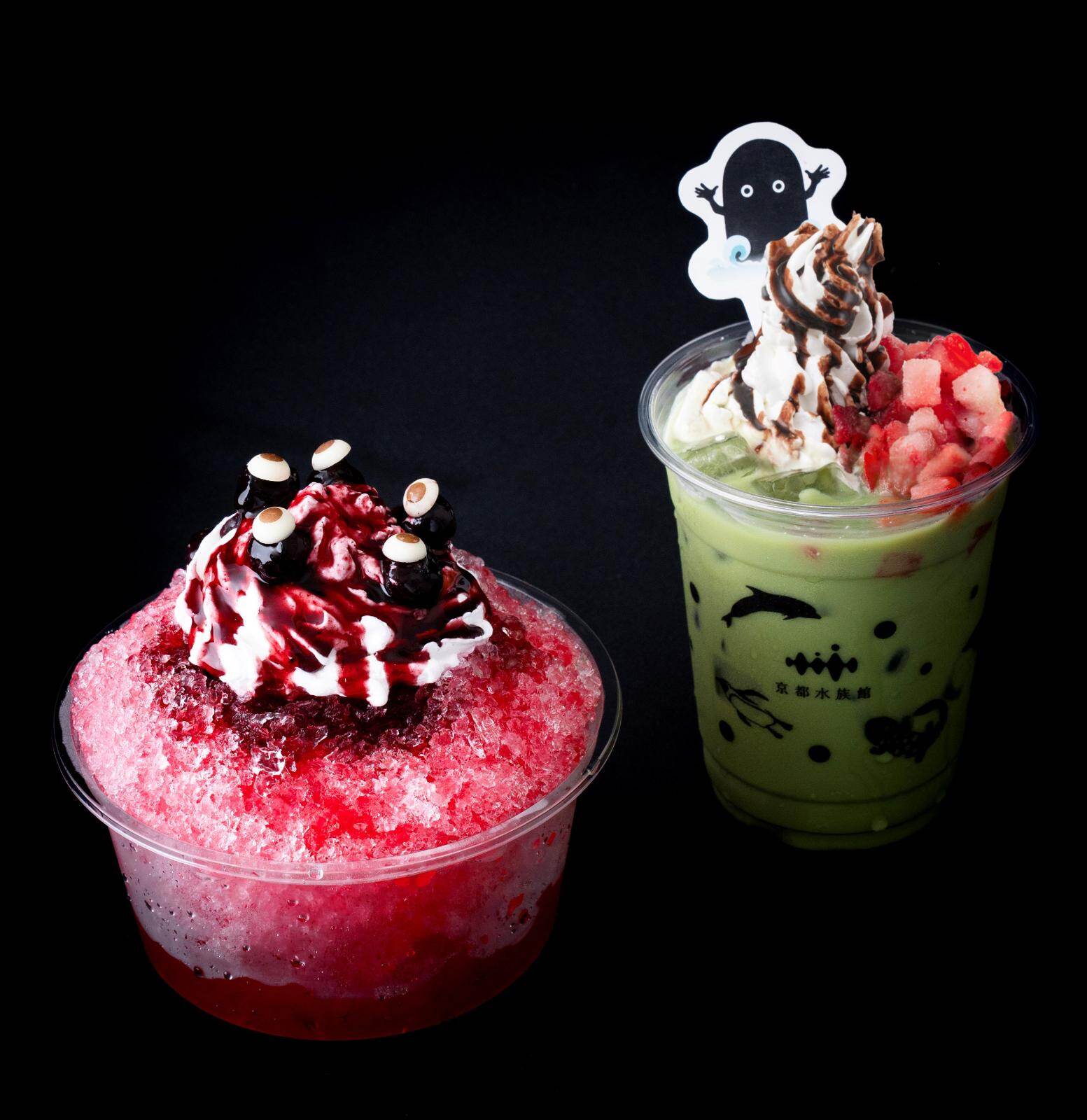 左から) 「ギョロっとブルーベリーかき氷」680円 「抹茶海坊主ラテ ～ストロベリーを添えて～」780円