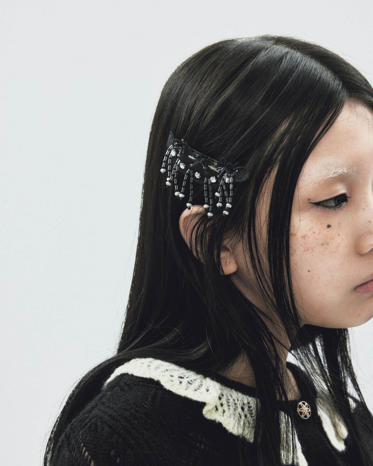 タナカダイスケ“フリル袖”ニットや花柄レースのカーディガン、雪のビーズ刺繍バレッタも｜写真10