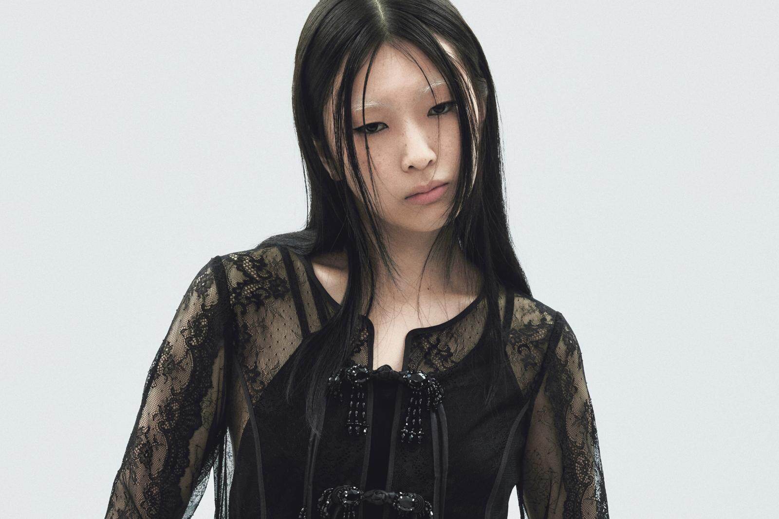 タナカダイスケ“フリル袖”ニットや花柄レースのカーディガン、雪のビーズ刺繍バレッタも