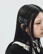 タナカダイスケ“フリル袖”ニットや花柄レースのカーディガン、雪のビーズ刺繍バレッタも｜写真10