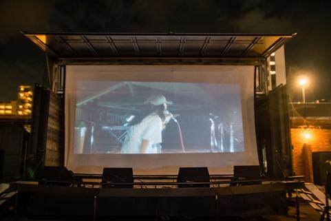 野外イベント｜明治公園で“コロナビール満喫”屋外ビアラウンジ、『時をかける少女』上映の野外映画イベントも