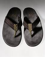 ディスイズネバーザット×アイランドスリッパのスエードサンダル、カーキとブラウンの鼻緒で｜写真1