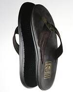 ディスイズネバーザット×アイランドスリッパのスエードサンダル、カーキとブラウンの鼻緒で｜写真3